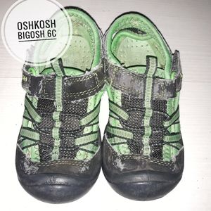 Oshkosh biggish children size 6 sandals
